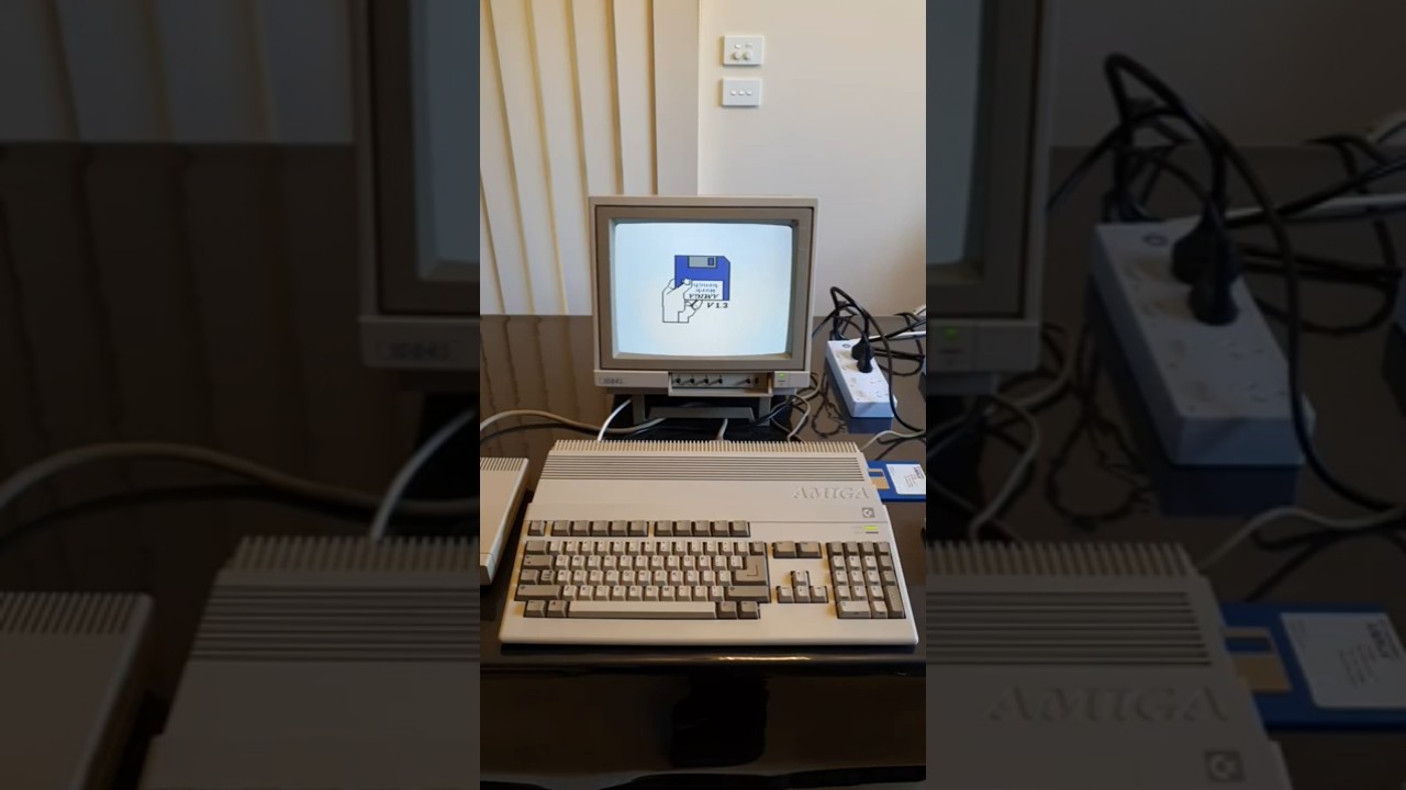 Компьютер Commodore Amiga 500 с ЭЛТ-монитором с электронно-лучевой трубкой 1084S