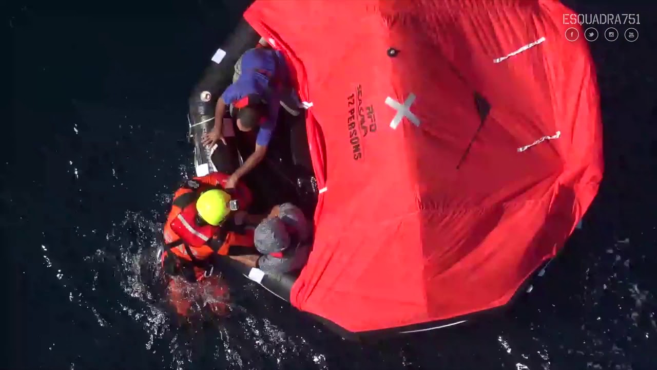 Força Aérea resgata três pescadores em balsa salva-vidas a sudoeste do Montijo