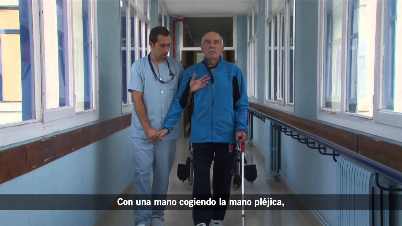 (9-12) C&oacute;mo ayudarle en la bipedestaci&oacute;n y marcha