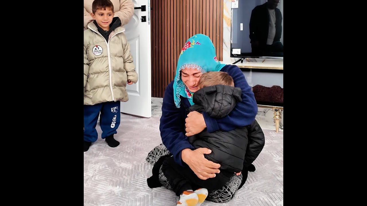 Harabe Bir ev Düşünün camsız kapısız sadece bir battaniye ve onlar için Yepyeni bir hayat kurduk