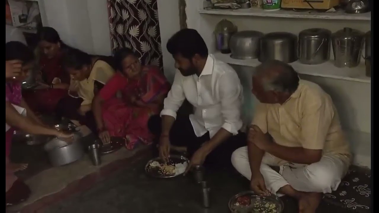 #TelanganaChief Minister#revanthreddyanumula  had lunch at the home of Fine rice scheme benefici