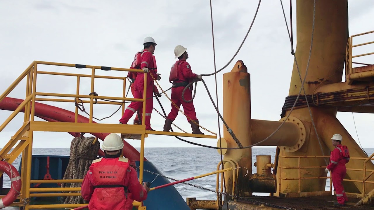 Swing rope operation MT1 wellhead platform