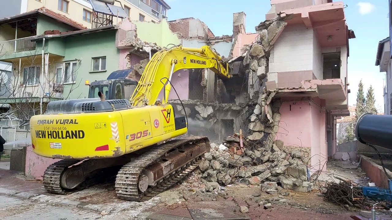 Sokak Arası Bina Yıkımı Newholland E305 Ekskavatör