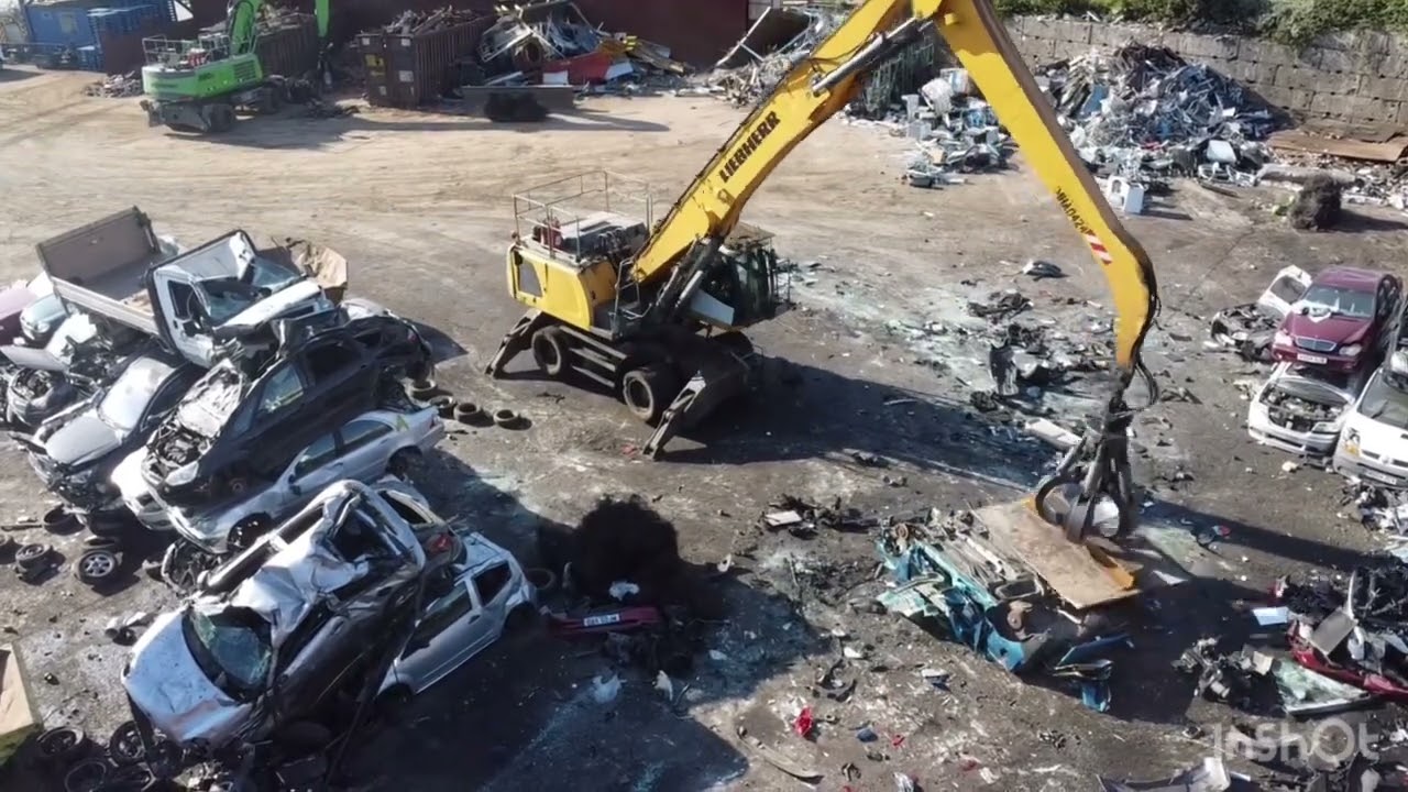 Scrap car crushing Liebherr LH40 metal recycling 💥