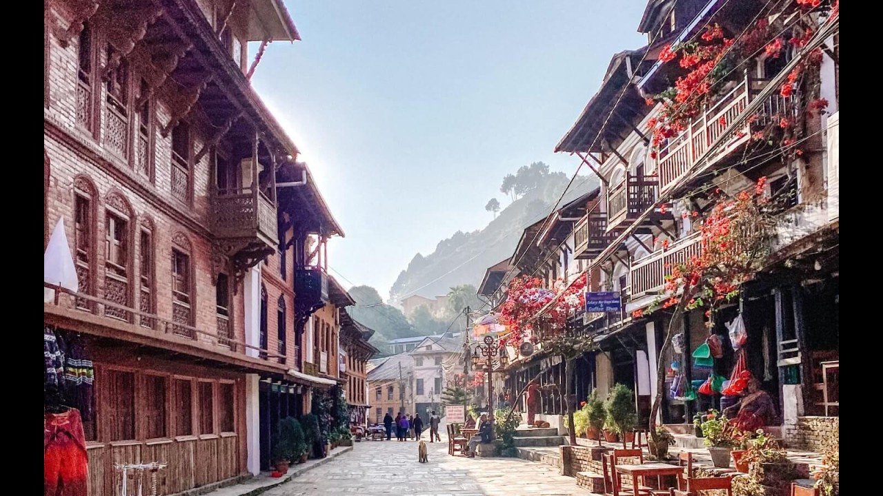 बन्दिपुर - त्यागिएकाे सदरमुकाम ... continuous road  and street scenes.