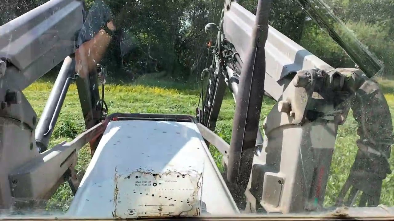 je fauche les méteil avec le Renault 70.14sp et la Kuhn gmd 44
