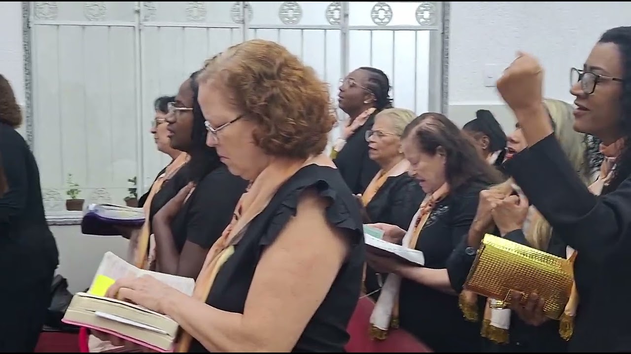 Medley/ Deus está aqui/Espírito enche a minha vida/ Ao unico