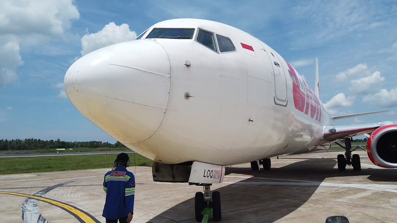 Proses Pushback (mendorong pesawat) dari dekat
