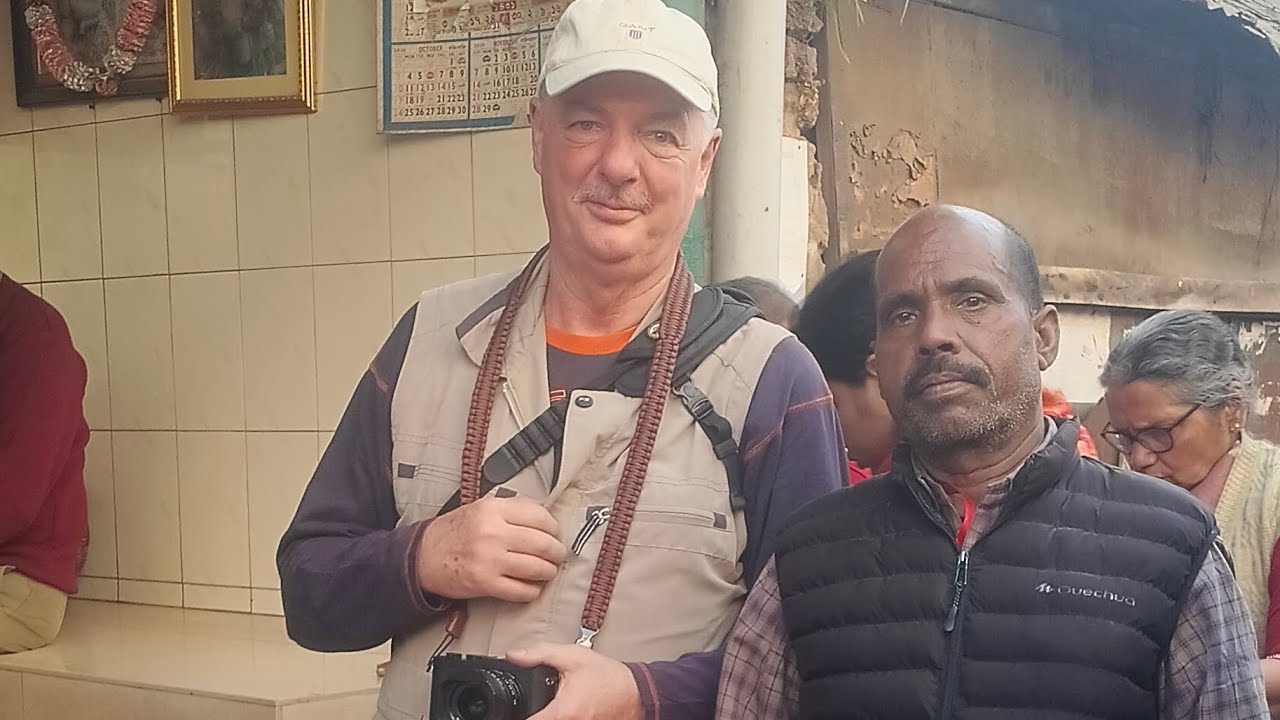 प्रसिध्द मन्दिर  काली माता के करे दर्शन 🙏🙏 बाहर मिले कई अंग्रेज लोगों  के साथ फोटो क्लिक 