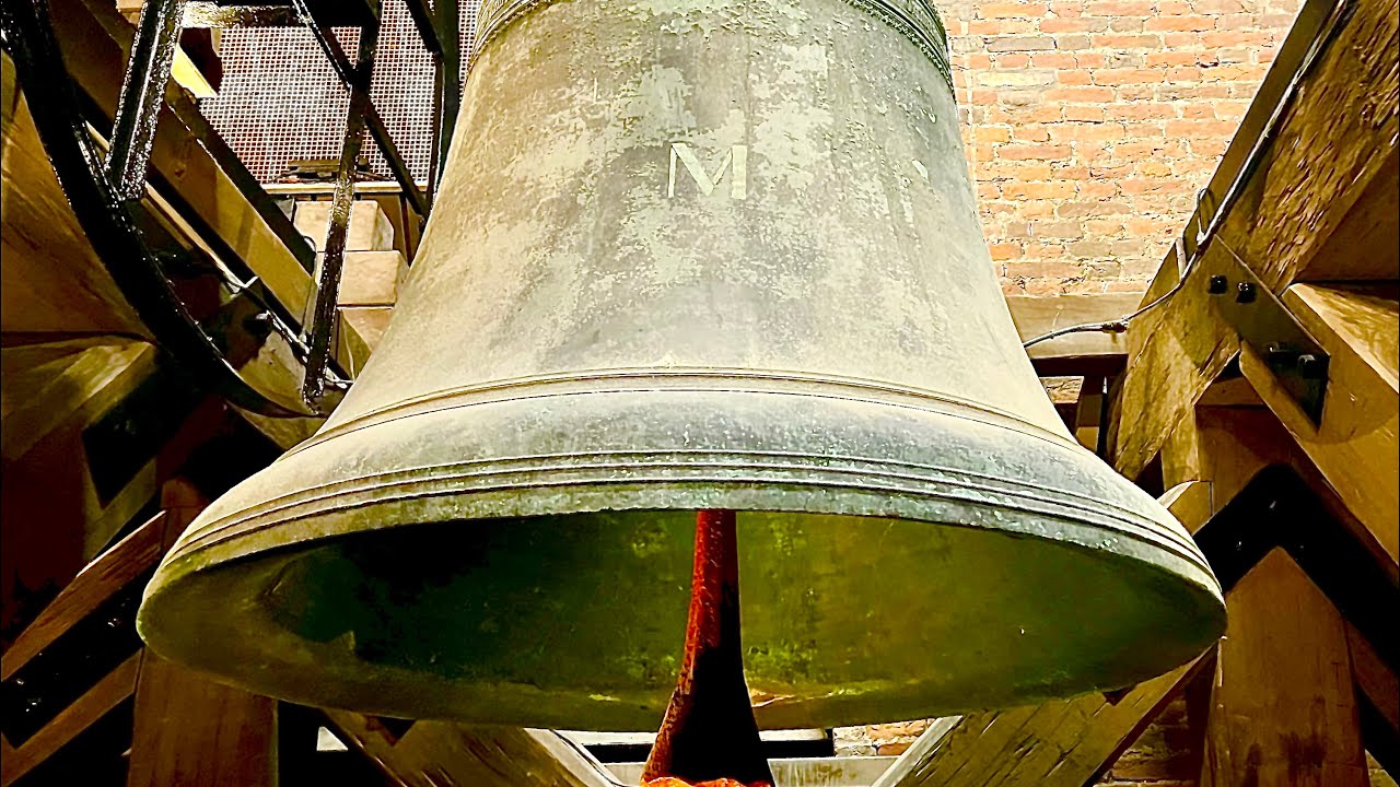 Utrecht: klokken Domtoren, inluiden van de advent 2024