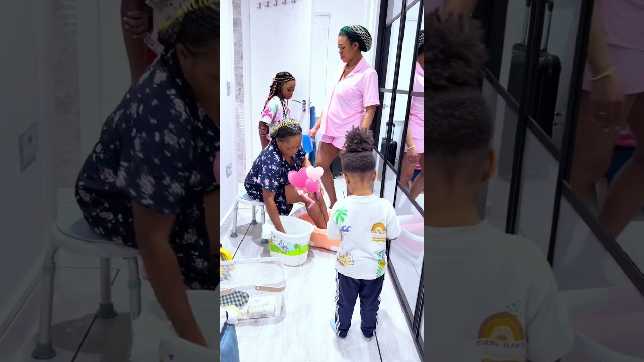 Grandma 👵 giving baby Chikamso her first bath 🛀 newborn baby bath 🧼 