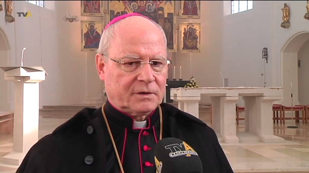 Gesalbt, ber&auml;uchert, besprengt: Bischof Zdarsa weiht Altar in der Kirche St. Stephan