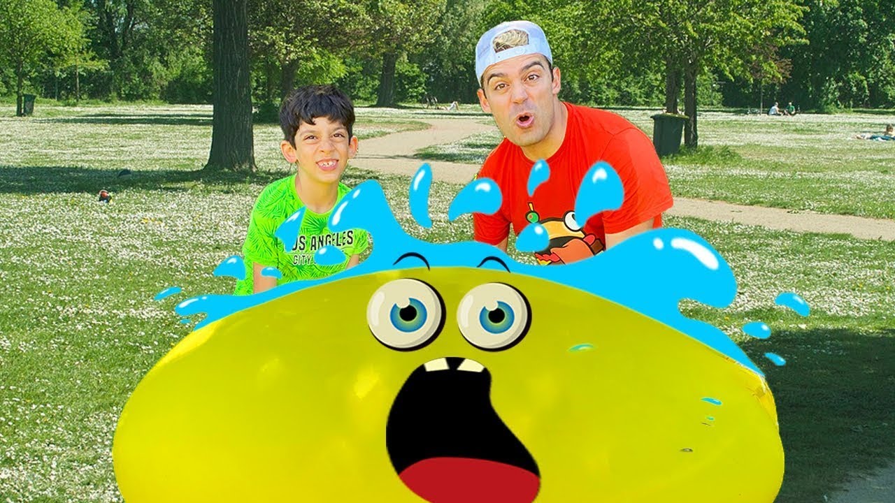 Jason e Alex inventano divertenti giochi all'aperto per bambini
