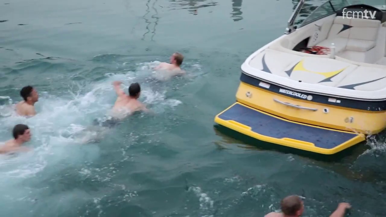 Ung mod gammel - taberne skal i havnen