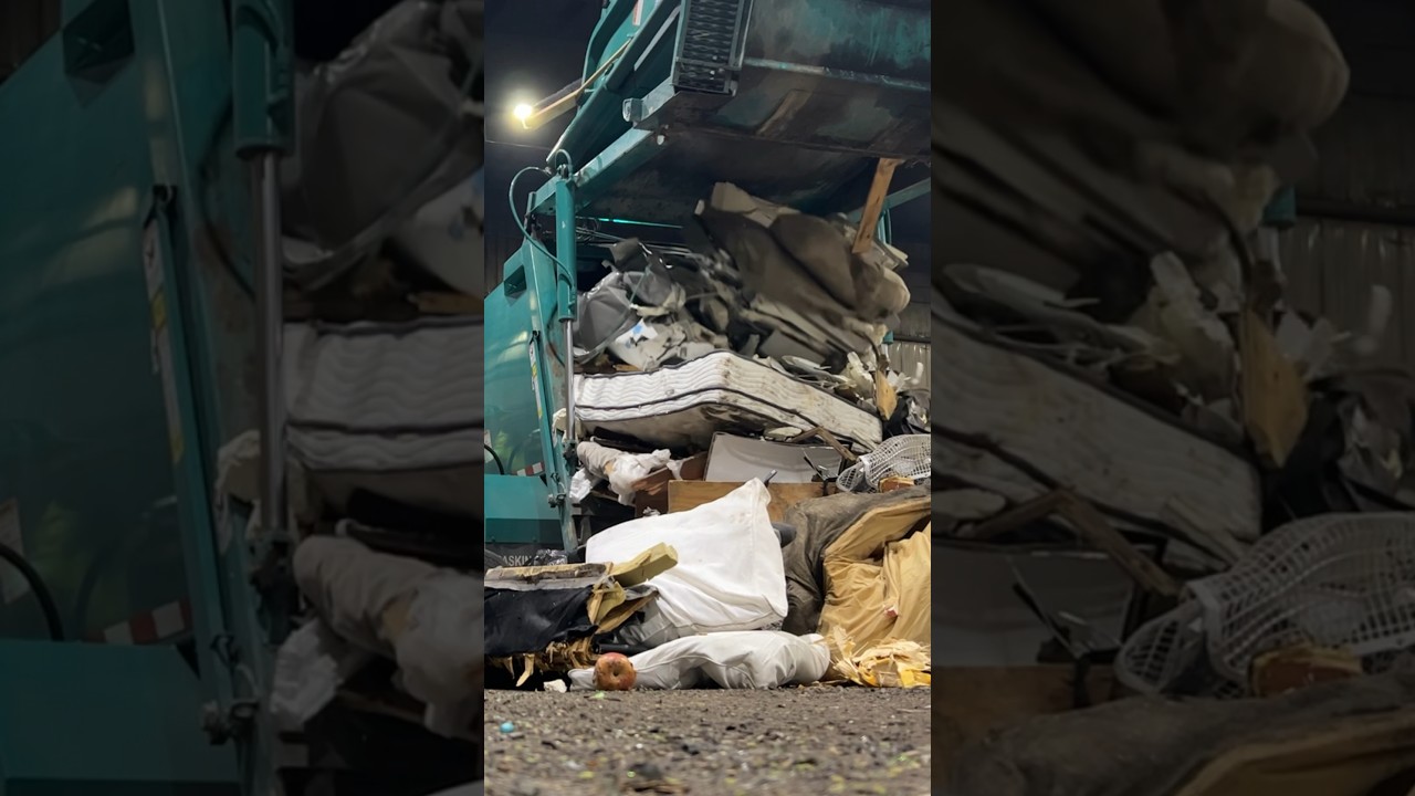 Garbage Truck Unloading #garbagetruck #trashtruck #bulkyitems #dumptruck