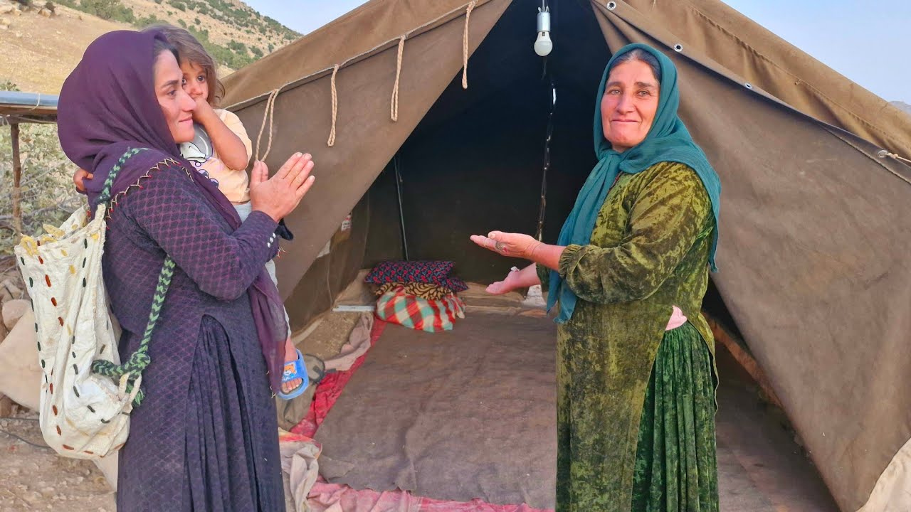 Женщина-кочевница приютила бездомную женщину.