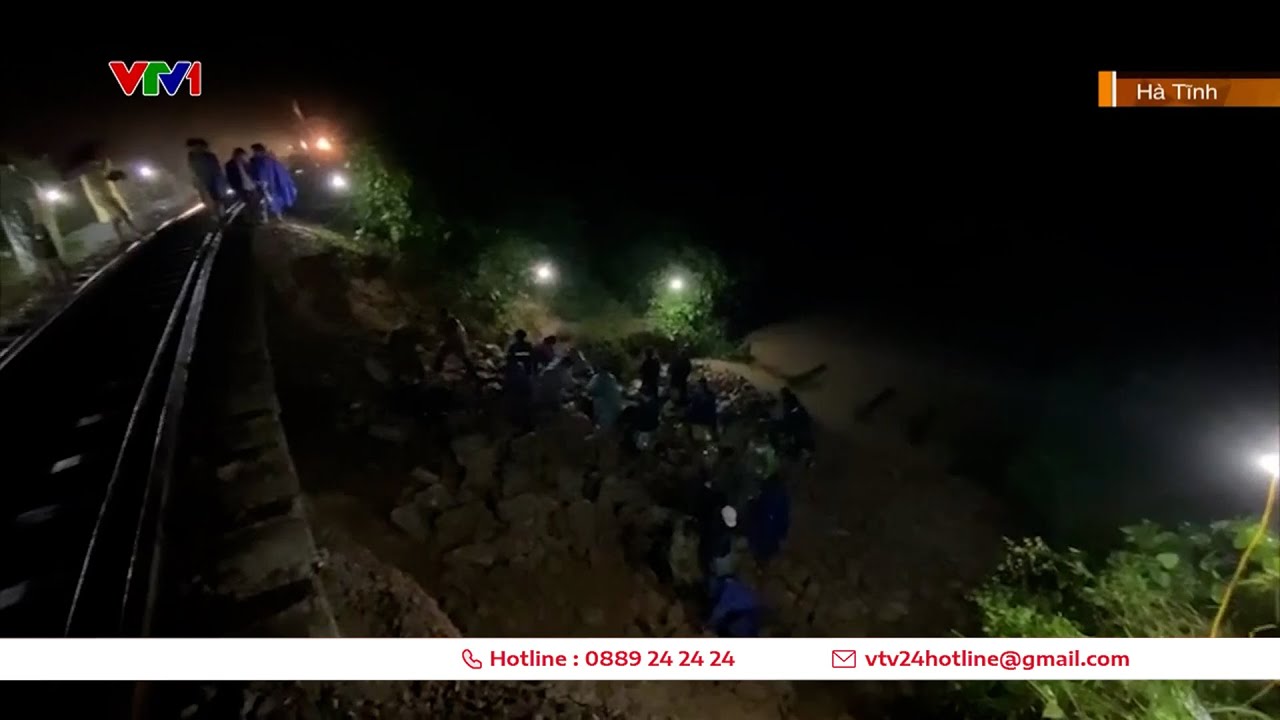 Hàng trăm người xuyên đêm khắc phục tuyến đường sắt Bắc Nam bị sạt lở | VTV24
