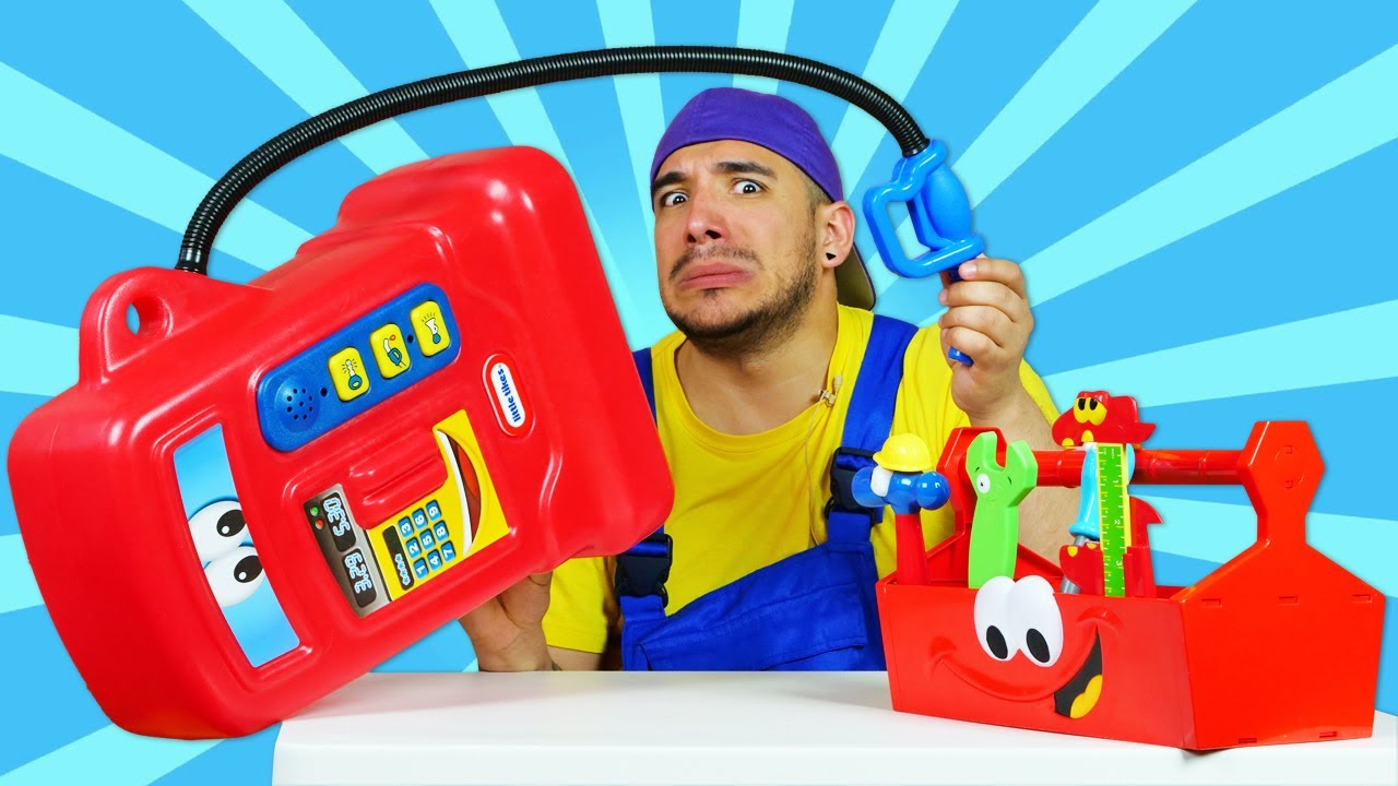 Arreglemos la gasolinera de juguete. &iexcl;Oh, se da&ntilde;&oacute;! V&iacute;deos para ni&ntilde;os con coches de juguete
