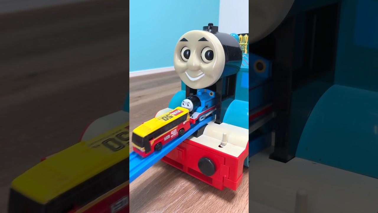 Plarail: Thomas pushes a Tomica working vehicle as he runs!