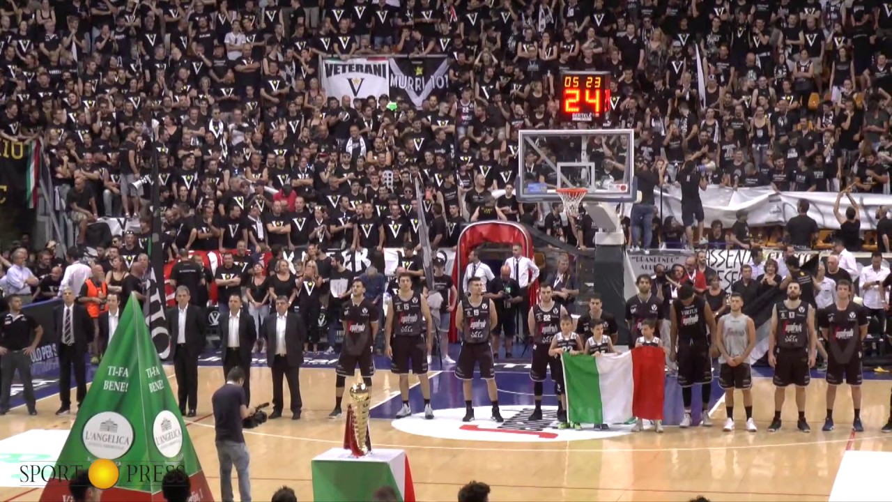 Coreografia gara 2 Virtus - Trieste ed il ritorno di Messina