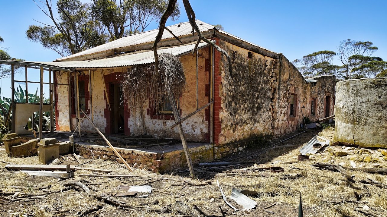 1800`s cottage with vintage TV/Sheds/Many additions with dirt floors/Once a proud farm now in decay