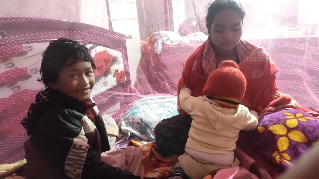 খুব ঠান্ডা, তাই সবাই মিলে ঘরের ভিতরে 