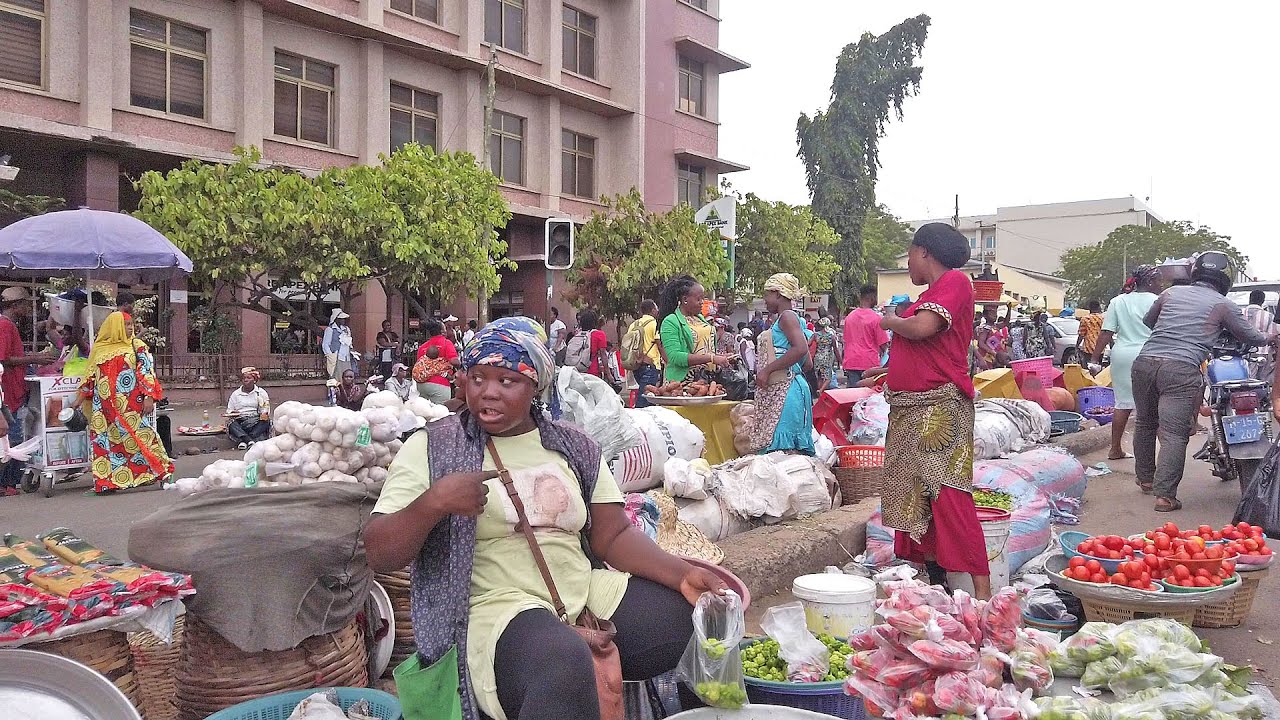 BUSY STREET MARKET IN GHANA ACCRA, AFRICA