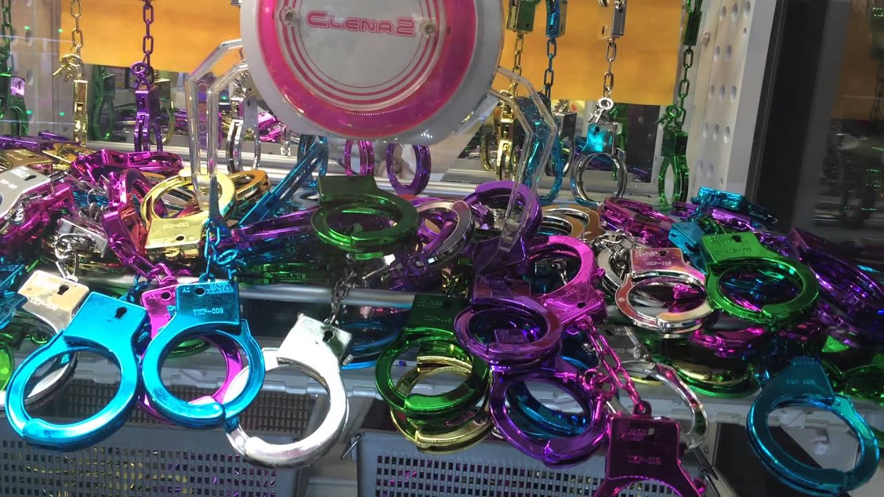 Winning Handcuffs on the Claw Machine | UFO キャッチャーで手錠をゲット！