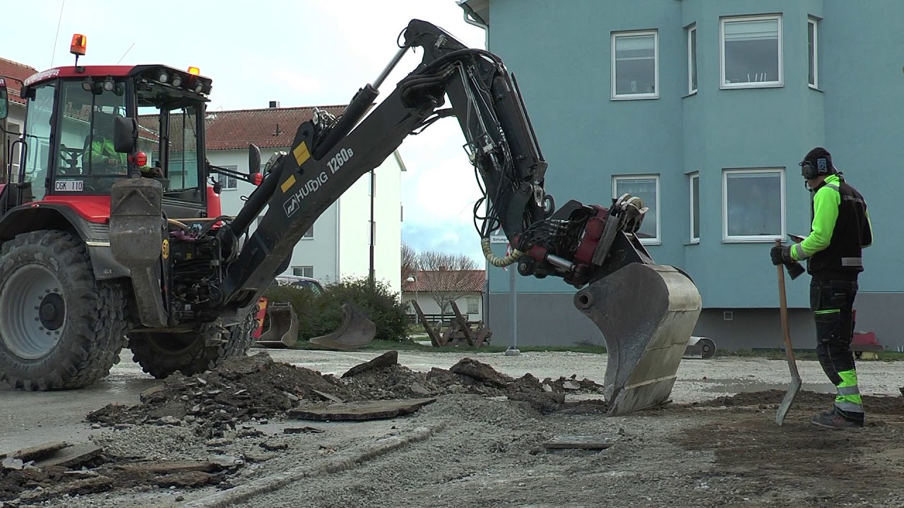 Huddig 1260B rivar upp asfalt 23 okt 2018