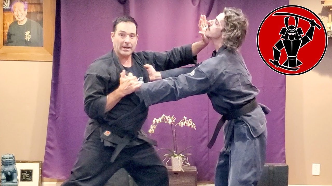 Takagi Yoshin Ryu, Ryo Mune Dori (Grab the Chest with Two Hands)