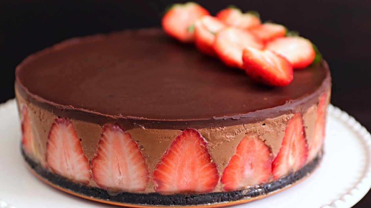 עוגת גבינה שוקולד ותותים ללא אפייה