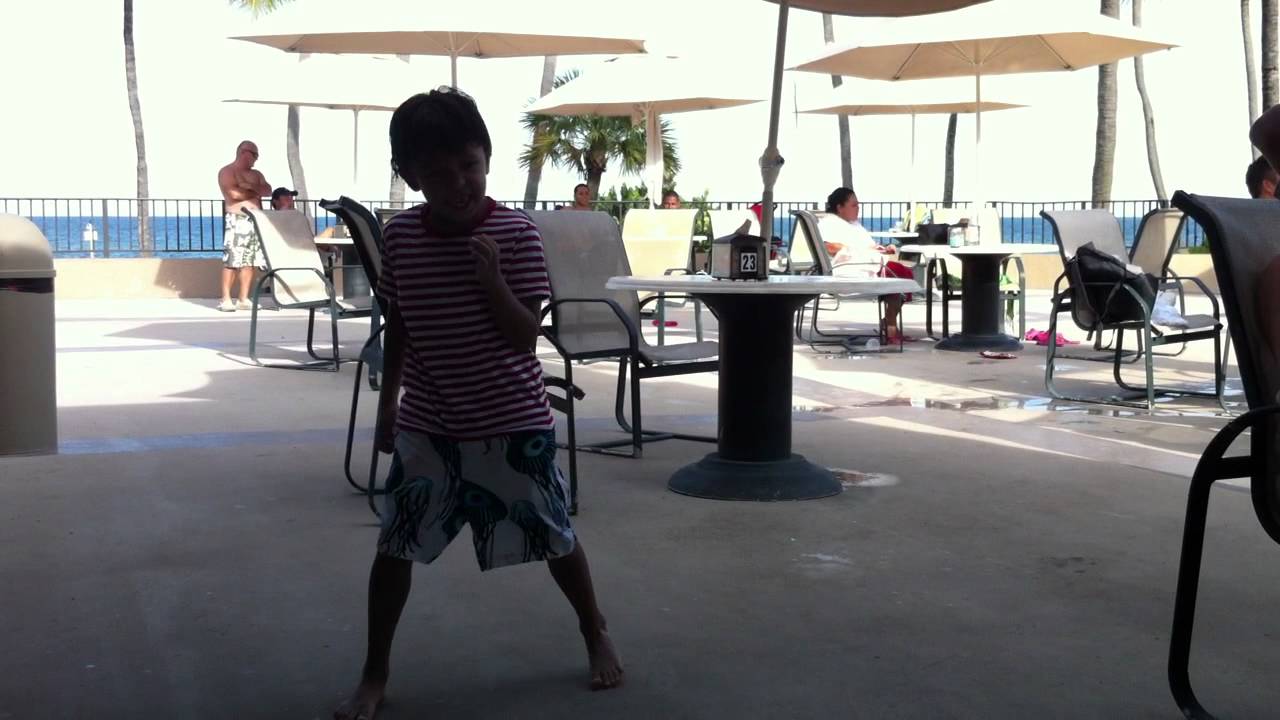 Kid dancing to Michael Jackson - Billie Jean