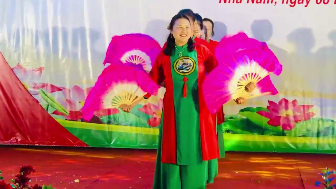 Múa về hội làng đến từ c l b chua nguon  xã nha nam biểu diễn 