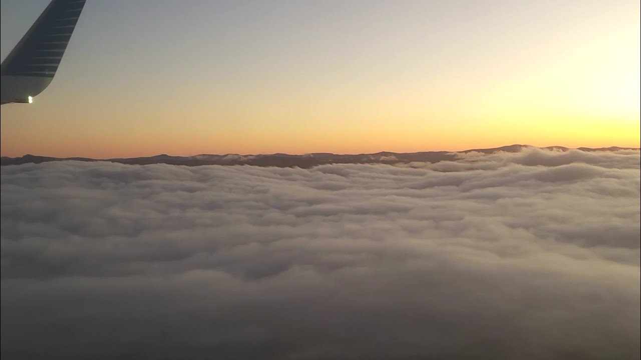 Aterrizaje en San Carlos de Bariloche, Patagonia Argentina, en pleno amanecer