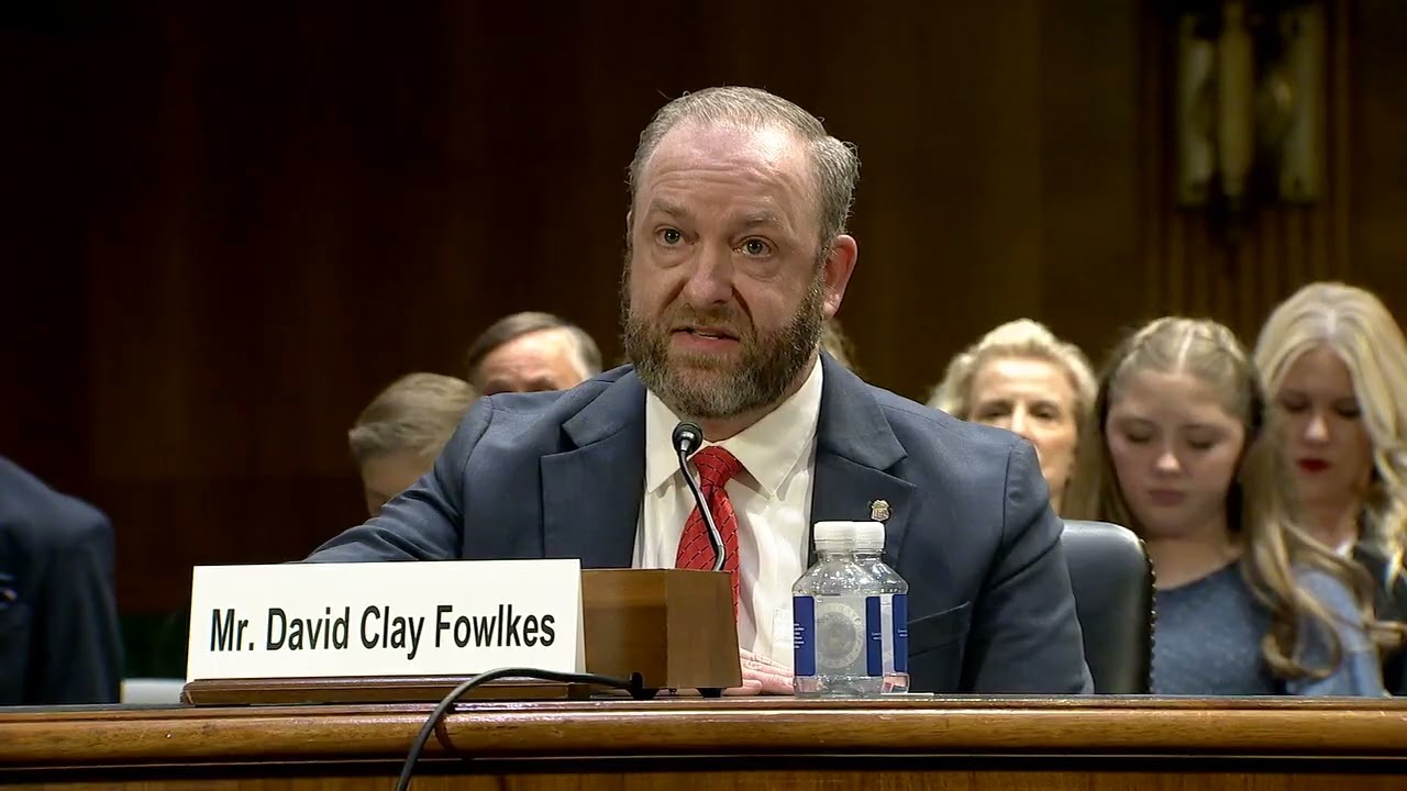 Дурбин задаёт вопросы кандидатам на должности судей во время слушаний по выдвижению кандидатур в ...