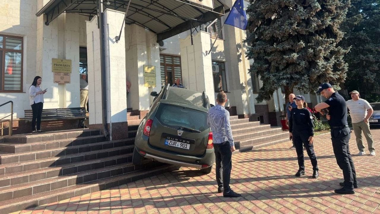 Protest la Hîncești: Un angajat ANSA a urcat cu mașina pe scările Primăriei