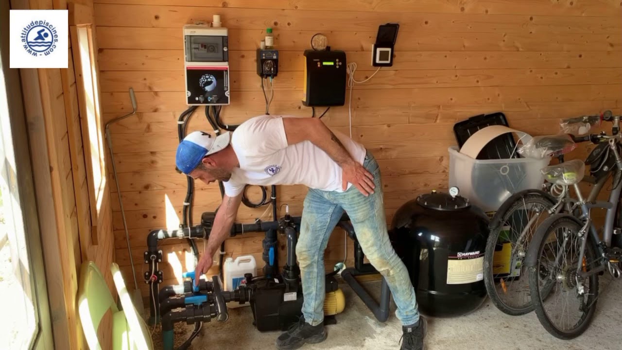 Nettoyer une piscine avec un balai aspirateur #AttitudePiscines