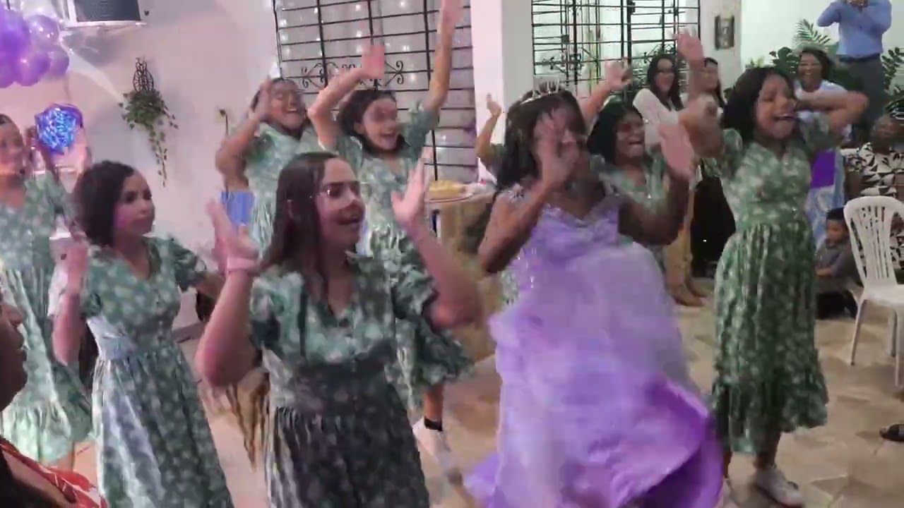 Coreografia aniversário de 15 anos - Medley Aline Barros infantil 