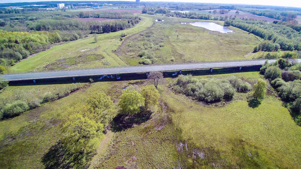 Die Flutmulde zwischen B408 und Flutbr&uuml;cke