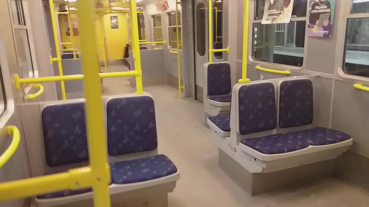 C6 Tunnelbana Med Den Ombyggda Vagnen 2676 Som Ledarvagn Anländer Och Avgår Liljeholmen.