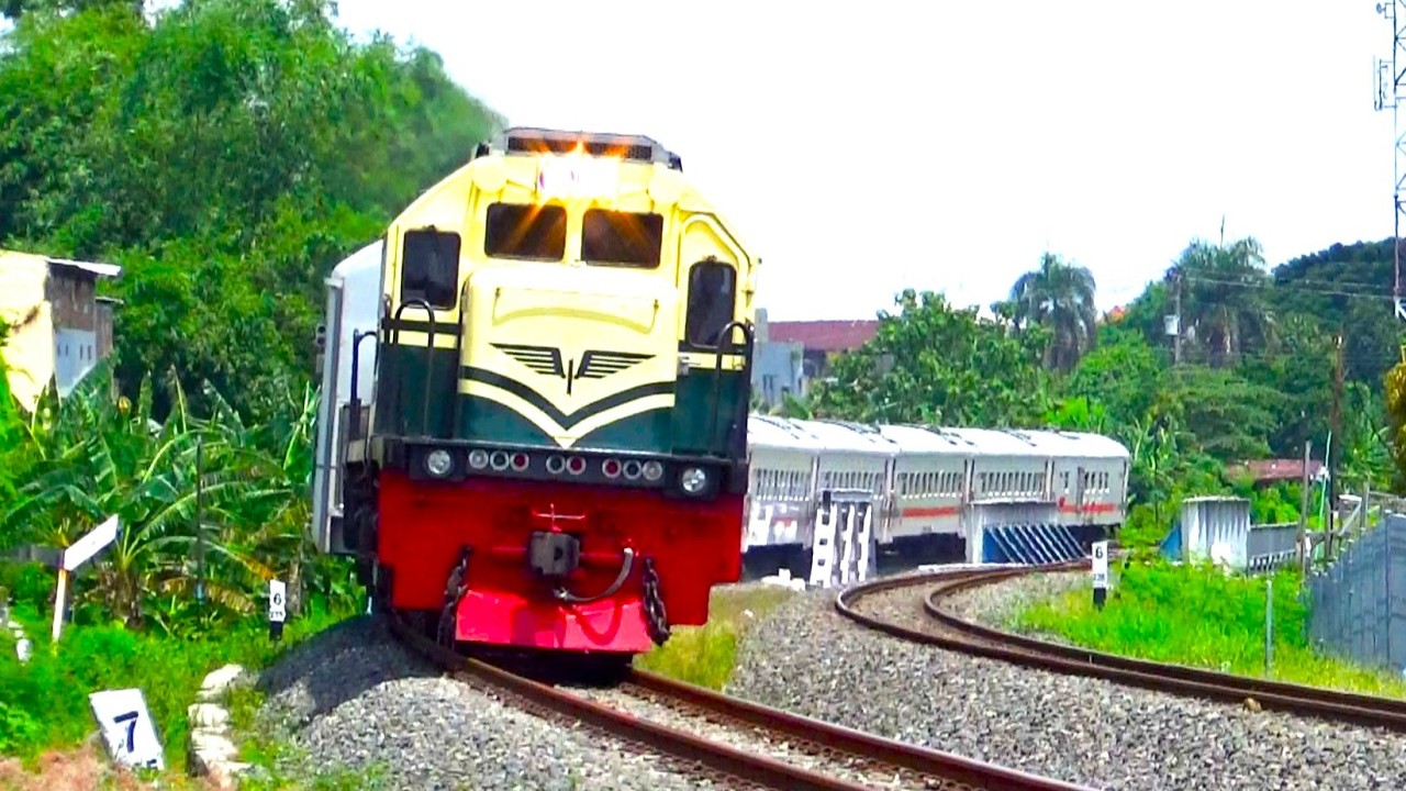 KERETA API PANJANG ‼️ LOKOMOTIF RnB TOP KOMPILASI  MENEMUKAN 8  KERETA API FULL NGEBUT DITIKUNGAN