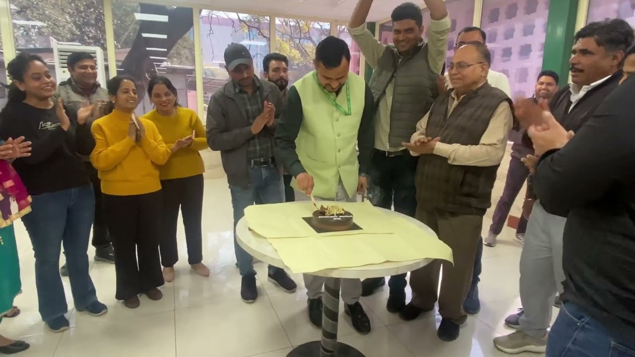 My office vlog sir ka birthday celebrate please like and subscribe😊🙏🏻or ap sabhi ka pyaar ￼