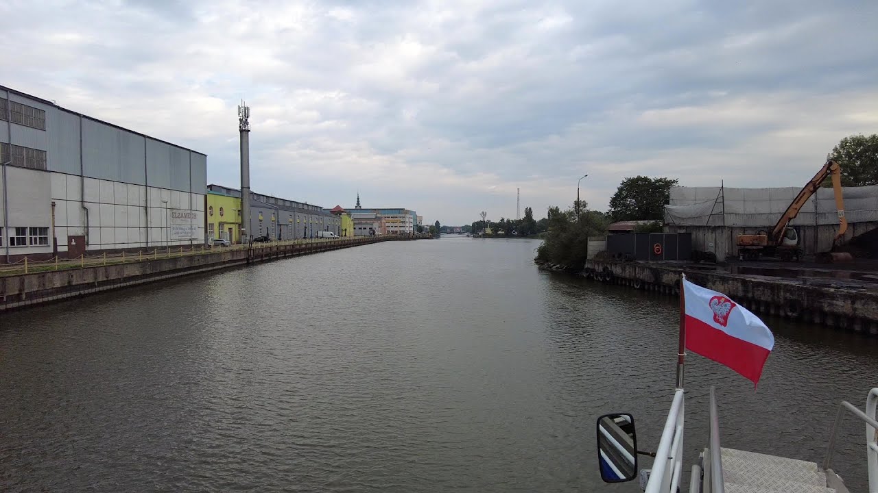 Elbląg. Port - płyniemy obok Zakładów Mechanicznych Zamech