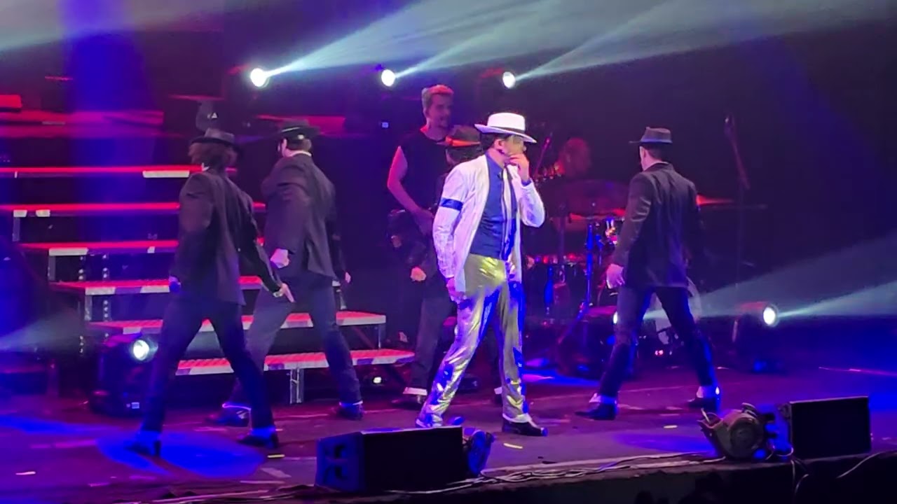 Rodrigo Teaser, cover de Michael Jackson, cantando em Feira de Santana-Ba! Show!