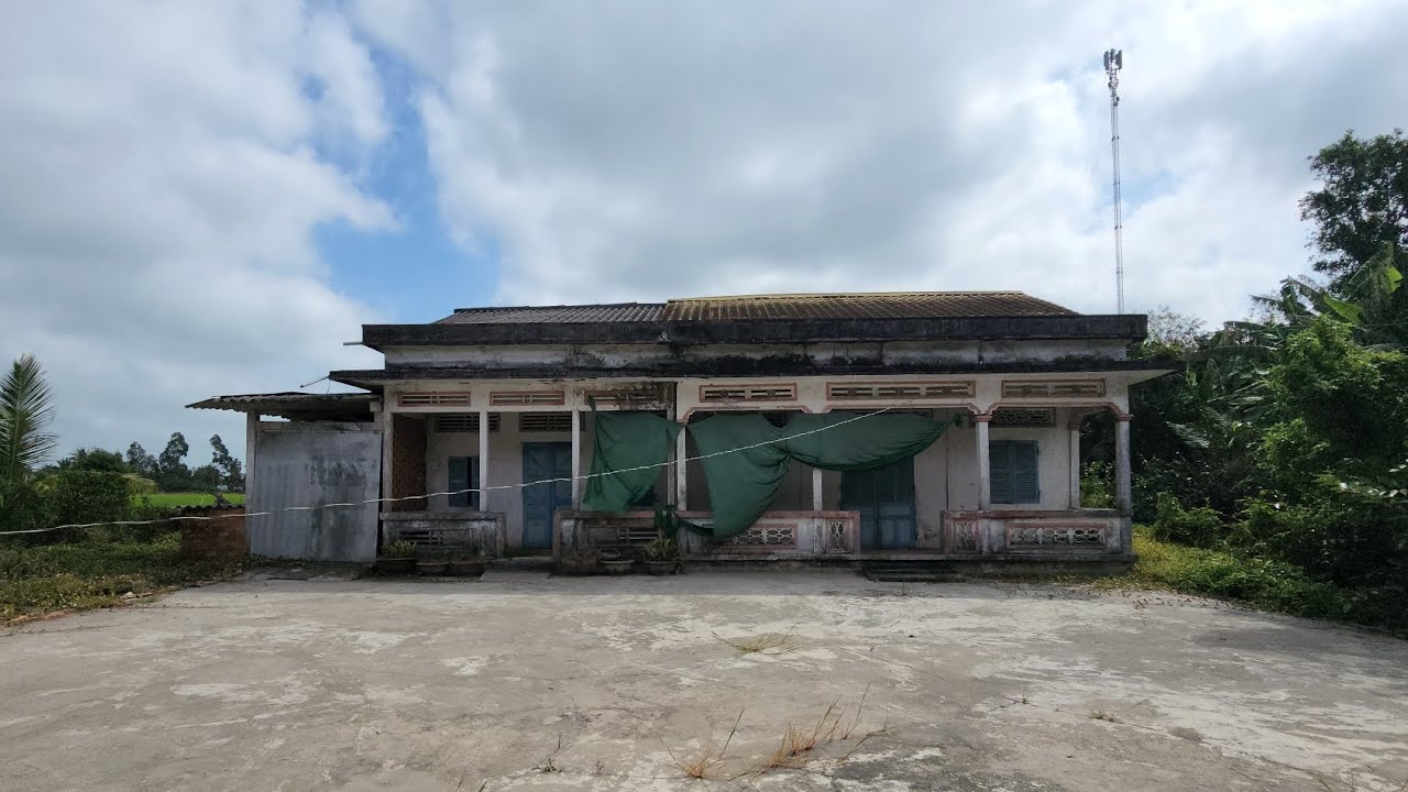 Rùng mình căn nhà hoang còn hai bàn thờ còn có nhiều đồ xưa bên trong