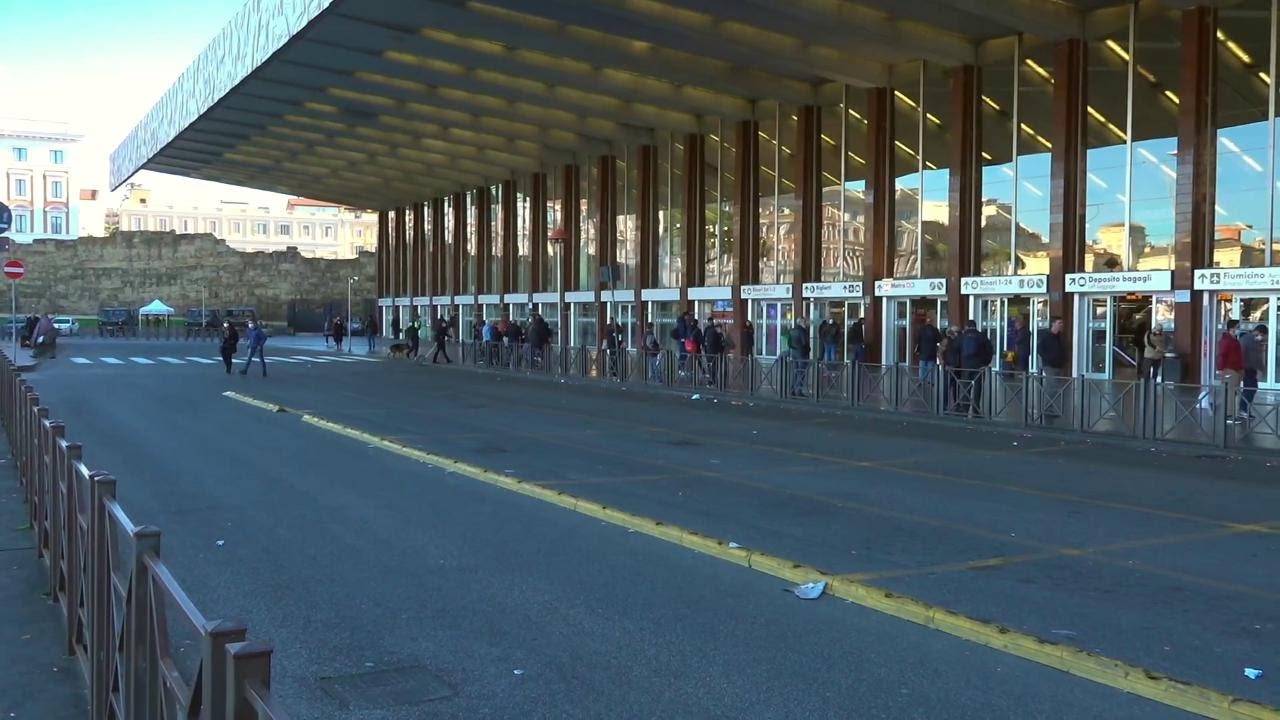Roma, sciopero generale dei tassisti: il parcheggio della stazione Termini &egrave; deserto