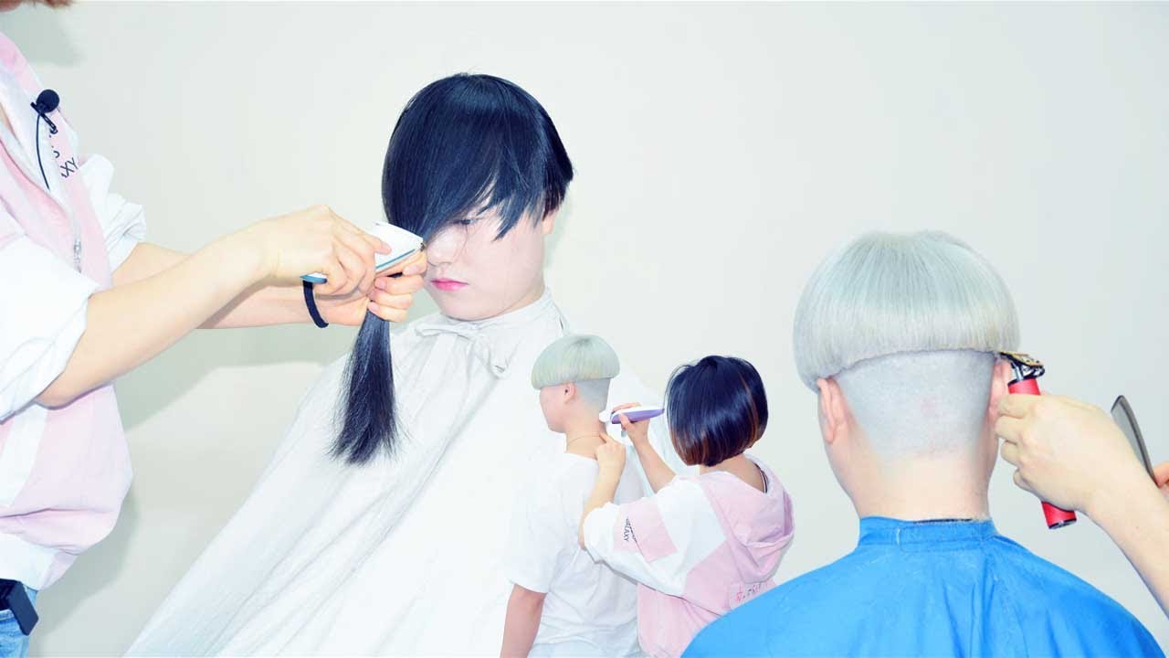 氣質妹子剃後腦剪個鍋蓋髮型 時尚蘑菇頭 剃的好高 女理髮師剃完之後不忘在刮幾次