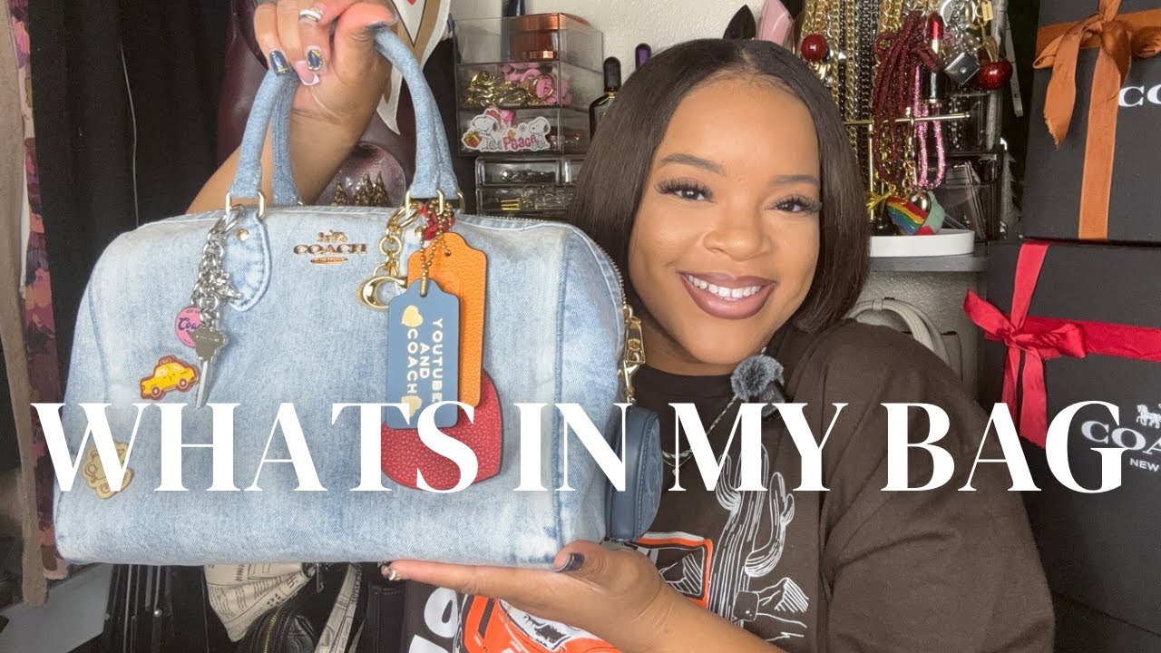 Что у меня в сумке, на фото — большая сумка Rowan Loved Denim от Coach Outlet 👜💙✨