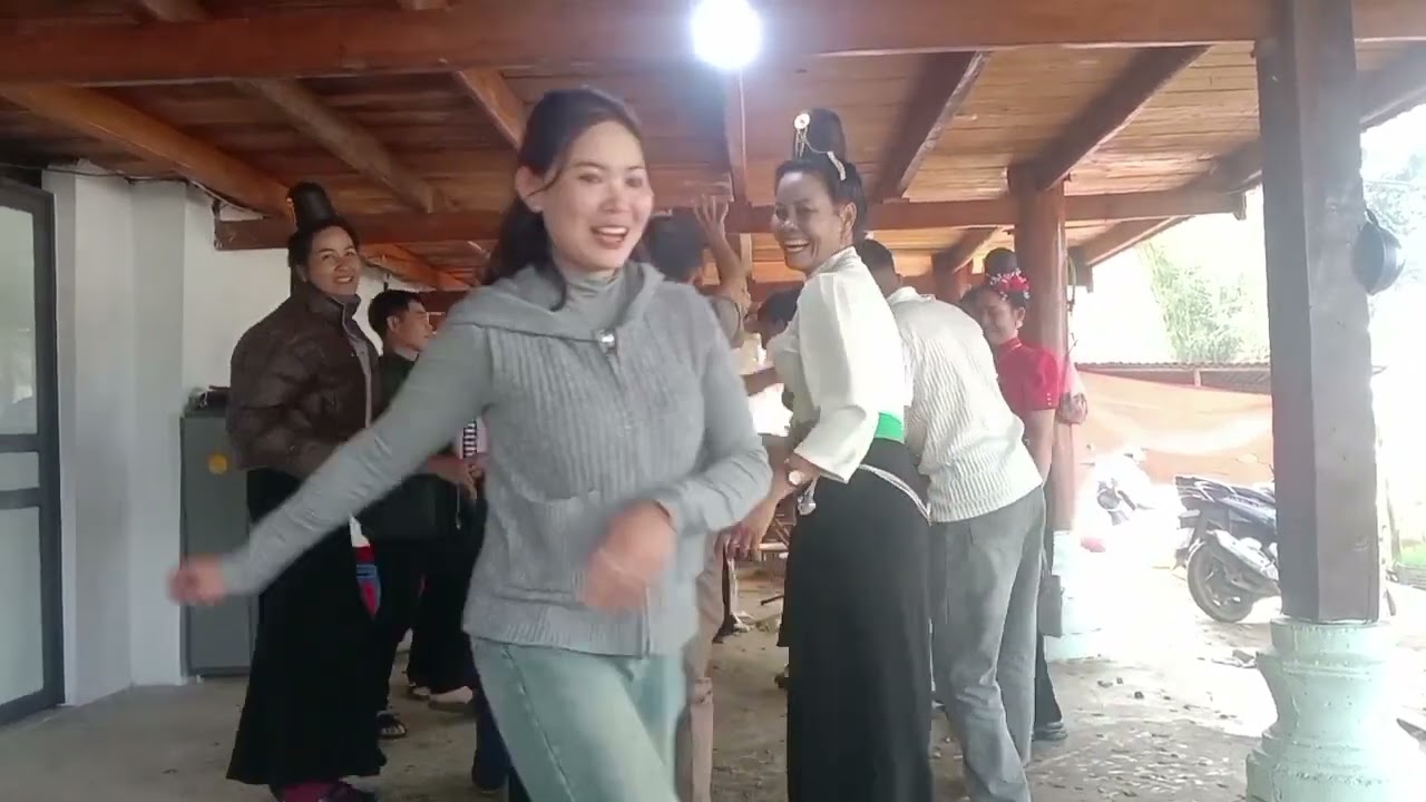 Các chi em ta nhảy tưng bừng
