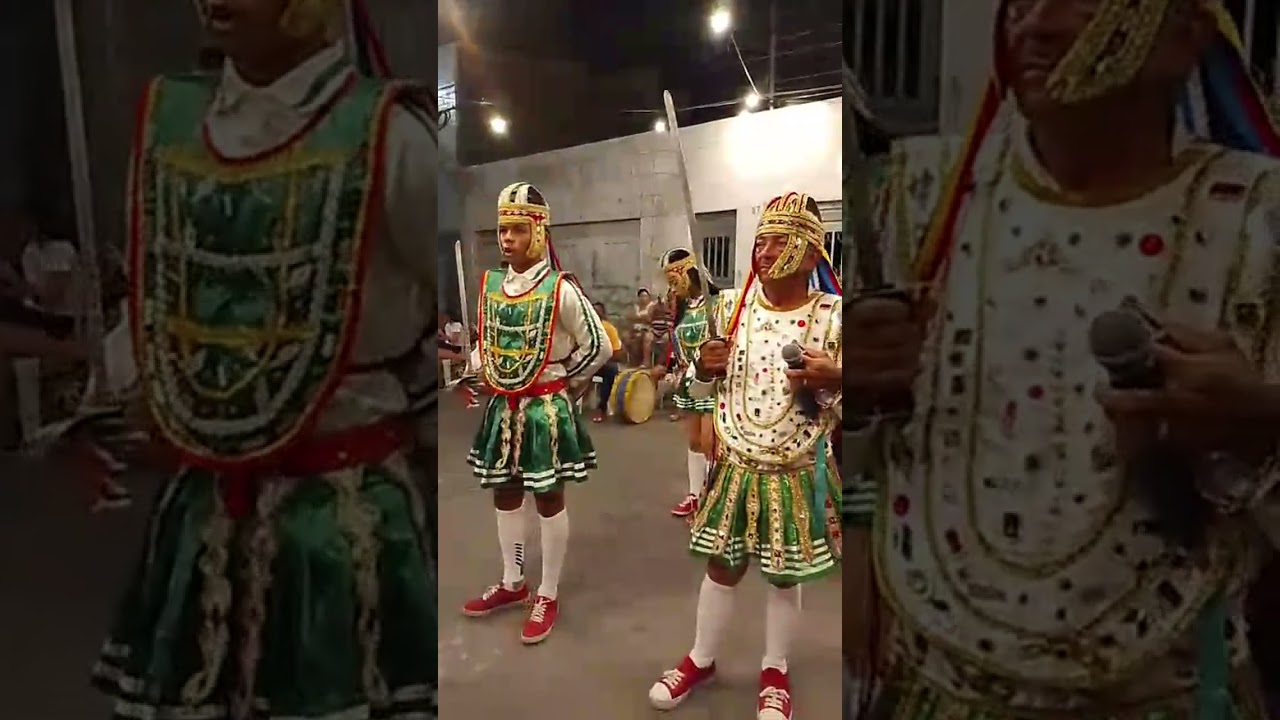 Ontem eu toquei pra o reisado do mestre tico Barbosa, na renovação  da associação movimentos 
